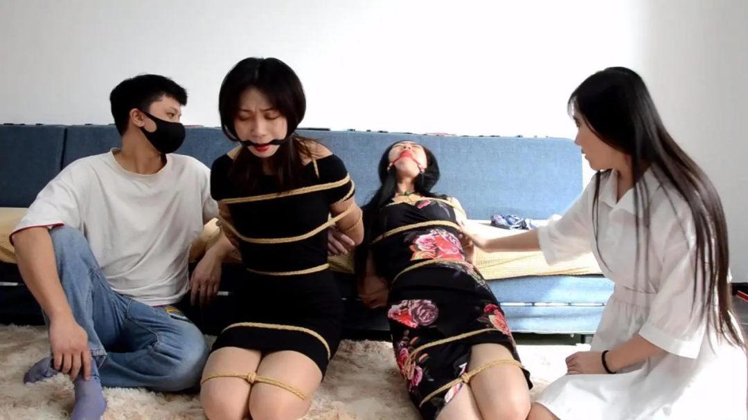 珍藏定拍:姐妹讨债绳劫(姐妹二人上门要账却惨遭雌雄大盗欺骗捆堵折磨)-3 珍藏定拍:姐妹讨债绳劫(姐妹二人上门要账却惨遭雌雄大盗欺骗捆堵折磨)-3