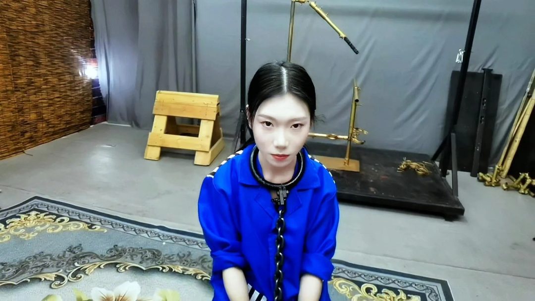 女杀人犯因杀人无数被抓，被押进看收所，为了活命，讨好看守长，甘愿做看守长的女奴，真是一个好贱的骚犯.....-1