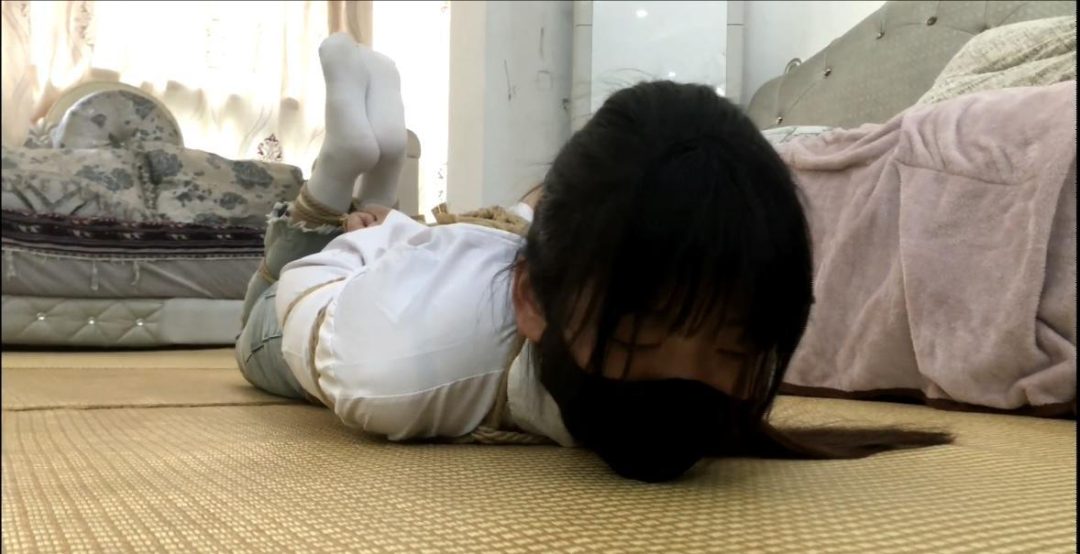 【佳怡】微剧情 白袜牛仔裤 上门踢馆找错门 将错就错解缚挑战大失败 惩罚得满地打滚-1