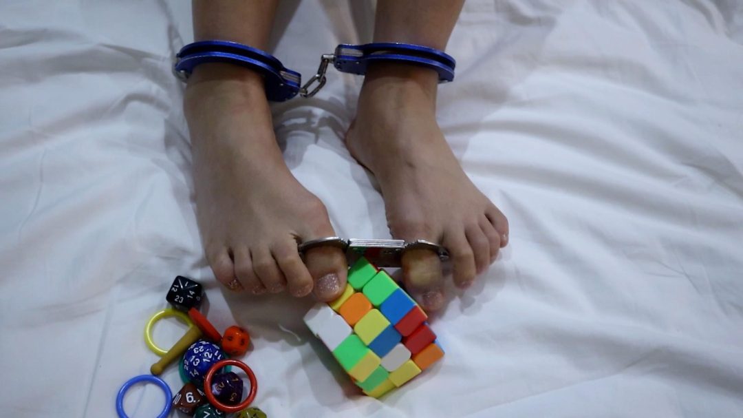 女主播吱吱被猥琐男粉丝骚扰绑架一起直播玩镣铐挠脚心TK 手铐脚铐脚趾铐-2
