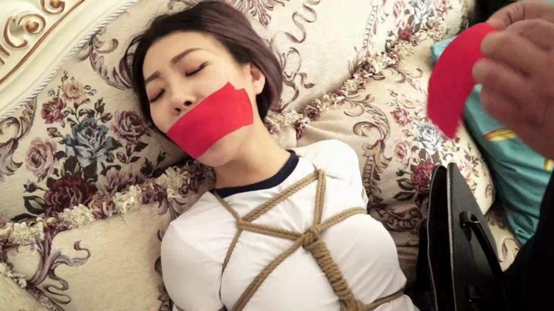 逍遥定拍:肉丝美女林艺逃脱未遂惨遭二次捆堵(五花驷马、连裤袜棉袜塞嘴、胶布绷带多重缠绕封嘴、封眼)-11 逍遥定拍:肉丝美女林艺逃脱未遂惨遭二次捆堵(五花驷马、连裤袜棉袜塞嘴、胶布绷带多重缠绕封嘴、封眼)-11