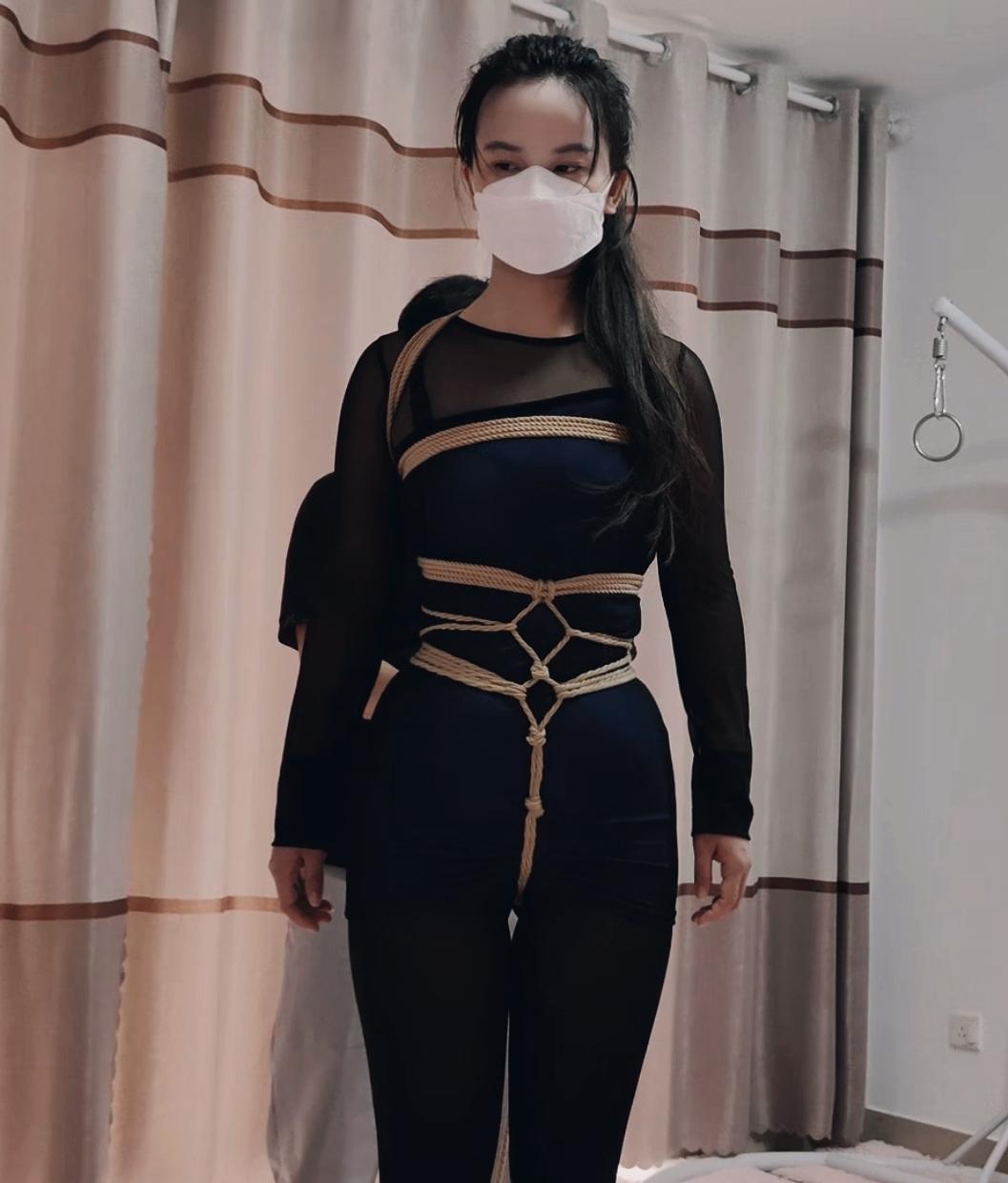 商场气质营业员美女紧缚直臂双腿直立跪吊大号口球TJ-6