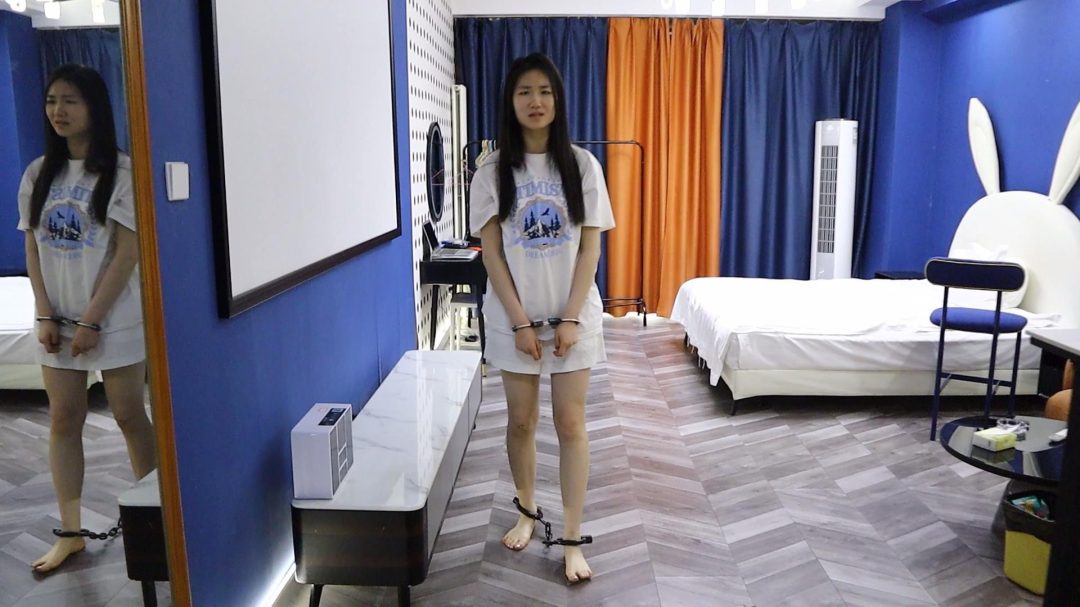 销售员彤彤工作时 涉嫌诈骗被捕 镣铐审讯 挠脚挠全身TK 手铐脚铐脚趾铐 打工人千万不要误入歧途哦！-5