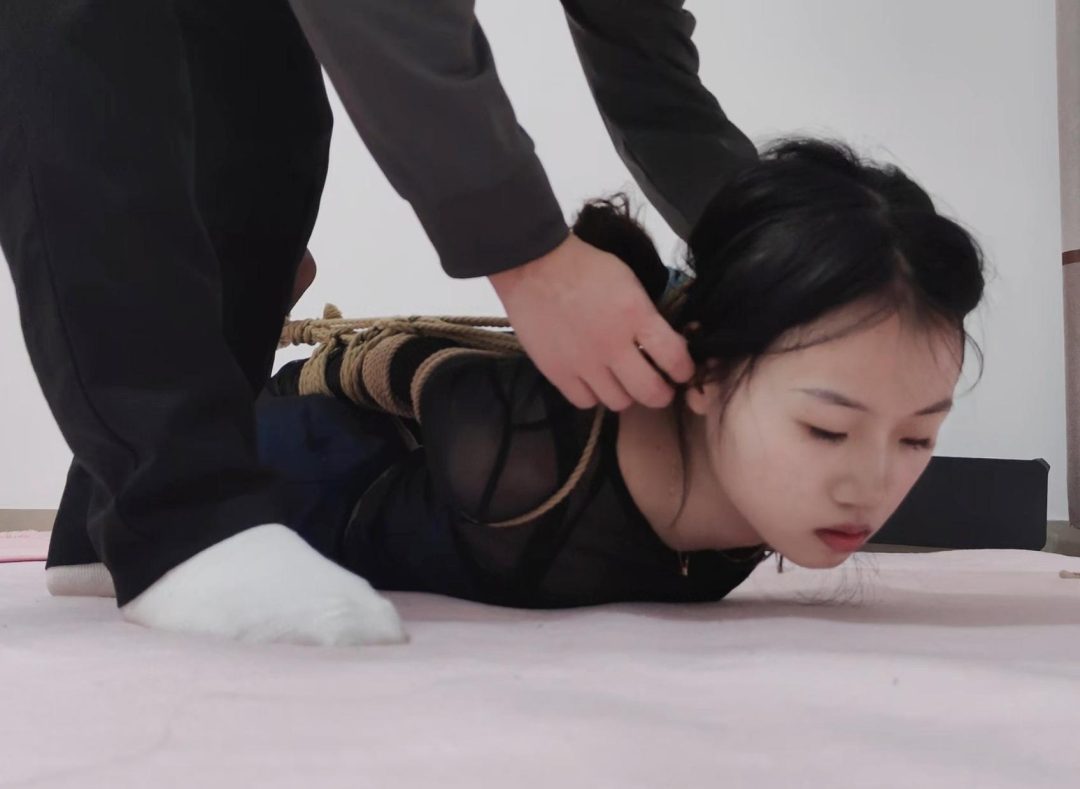 研究生小美女晓麦全身捆绑直臂紧缚驷马绳子勒嘴极限抬头放置难受坚持-8