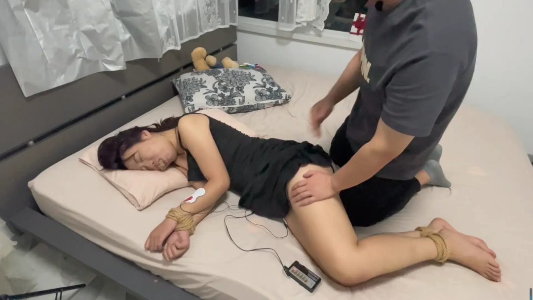 客户定拍 把妹妹的闺蜜当尿壶 通宵上网回到家的我 刚进卧室就看到妹妹的闺蜜躺在我的床上睡觉 这美好的及机会我怎么能错过呢.....-3