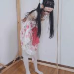 白丝双马尾萝莉单腿吊