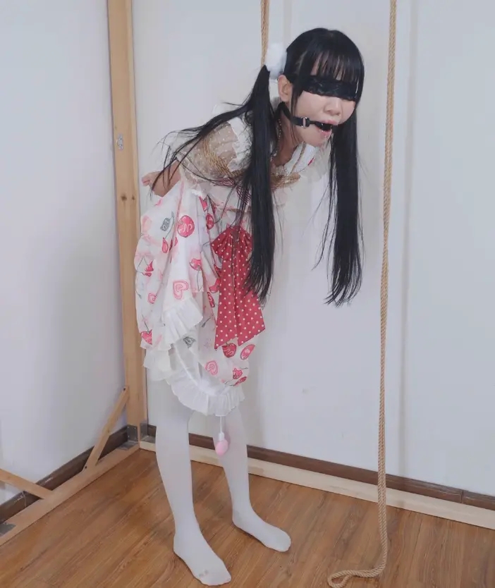 白丝双马尾萝莉单腿吊-1