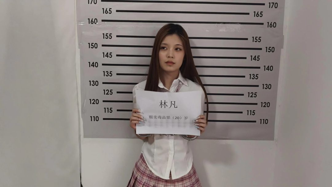 小涵试镜 女，白杨饰演女井，可爱活泼的学生小妹妹小涵，颜值高演技好，她饰演不小心被骗走上了不归路的女犯，在被逮捕后剧烈反抗，被姐姐一顿收拾制服。-2