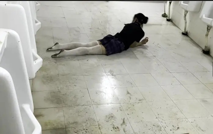 电竞少女白丝Jk公厕污水地面打滚 踩便便 半裸打滚爬行 全程高能-3