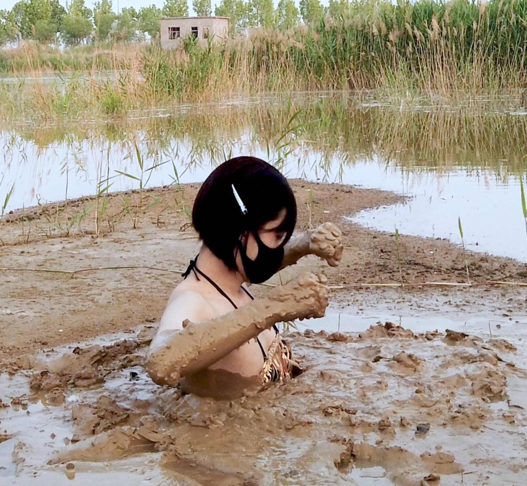 舞娘服赤脚裸足裸腿踩泥陷泥-6