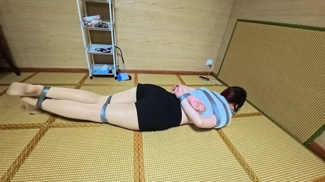 银色胶带并腿后手缚！-2