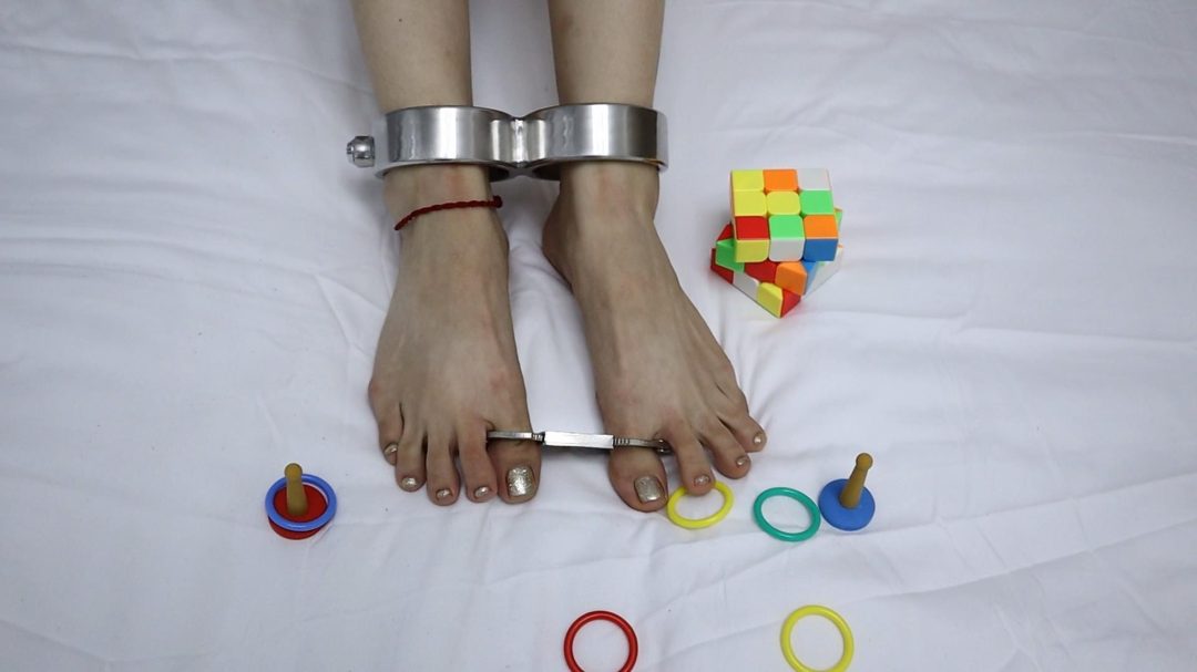 汤圆 家中镣铐手脚枷自缚 被室友发现威胁 挠脚挠全身TK 手铐脚铐脚趾铐-3