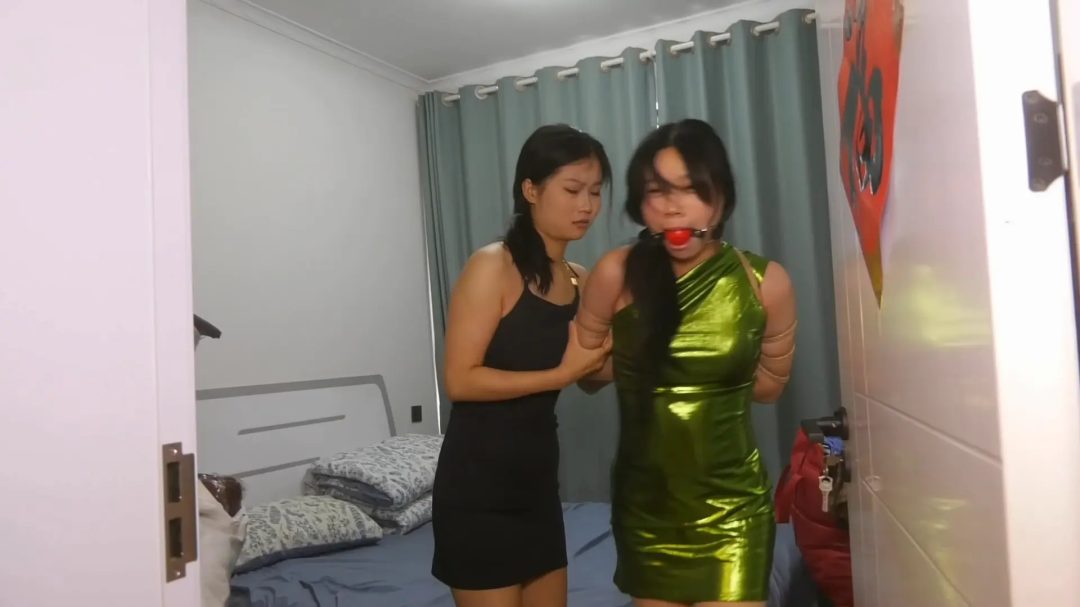 定拍转公映 新片《劫中劫》 下集 两个女劫匪拿到钱后把女主人和另一个美女捆绑堵嘴丢家里离开-6