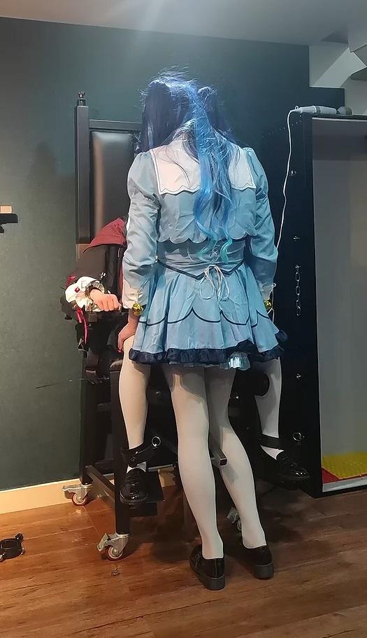 伪娘白丝斗篷JK 锁链站缚放置 椅缚固定伪百合-4