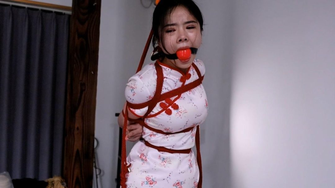 路由工作室：可可旗袍体验钢铁木马 超大号口球堵嘴+强力电击折磨哭了-6
