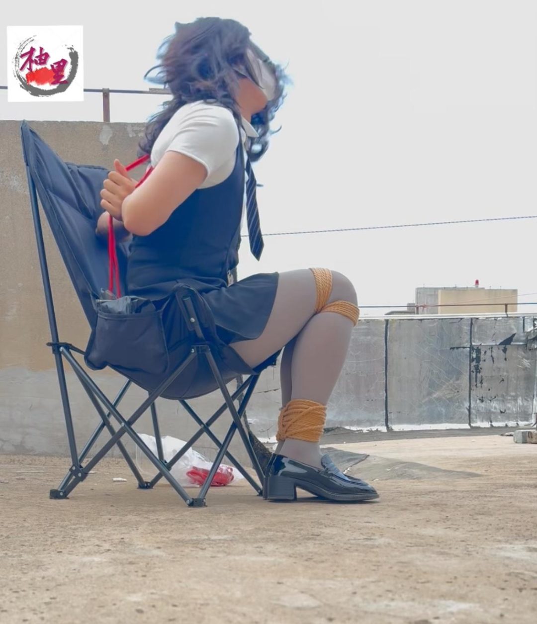 伪娘露出收紧环后高手自缚+并腿缚+塞口球无法吐出，拿到小刀但是根本割不开绳子！手被勒得生疼真的慌死-9