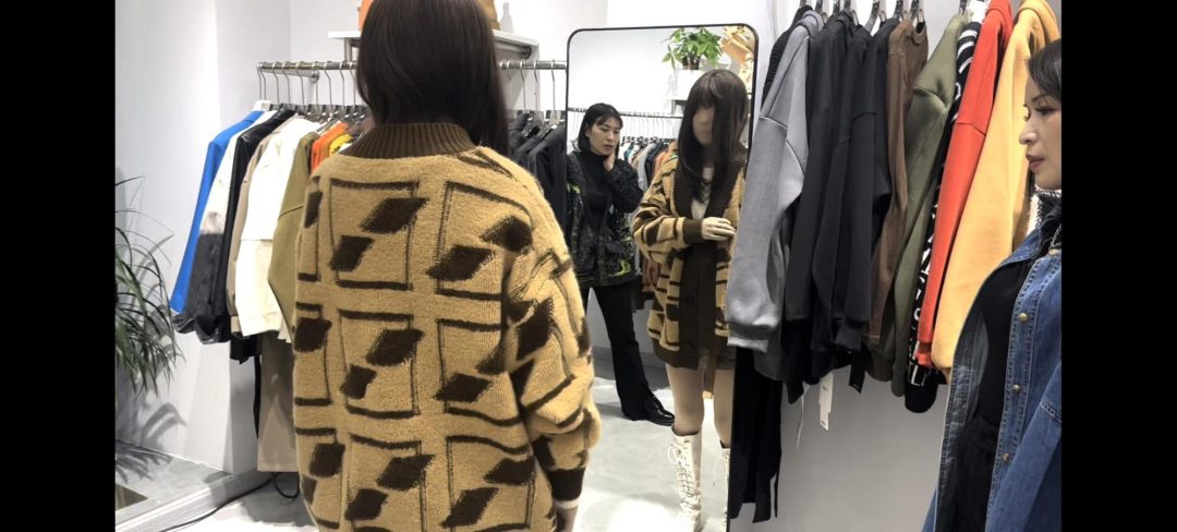 终于敢进商店买衣服啦，售货员小姐姐真的是社牛，搞得小晓都社恐了，最后还去蛋糕店买了第二天的早餐-5