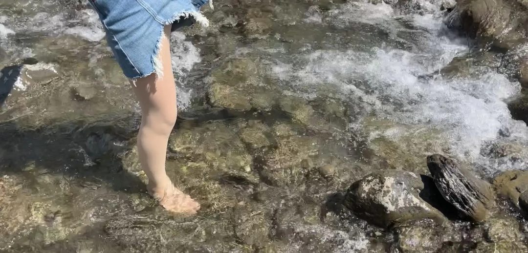 这是夏天的时候在藏区旅游的时候拍的全包视频，小晓直接激动的跳到小溪里面玩水，完全不顾自己是全包状态-8