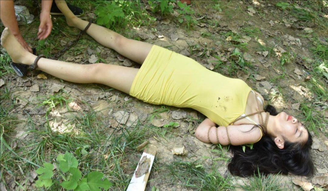 MJ影视 被押赴刑场的吊带美女-7