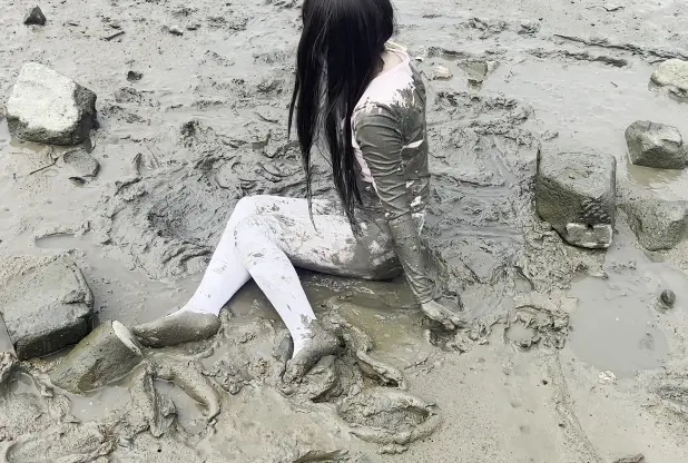 软妹裙白丝海边烂泥地打滚弄脏不可描述-1