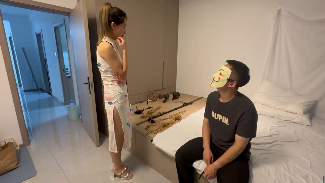 原创 点上门服务遇到了有隐藏属性的美女 出差在酒店闲来无事玩电脑游戏，突然接到上门特殊服务的电话，说是可以满足一切想方法。于是便点了技师上门。放下电话之后就准备了起来，拿出我最喜欢的绳子-1