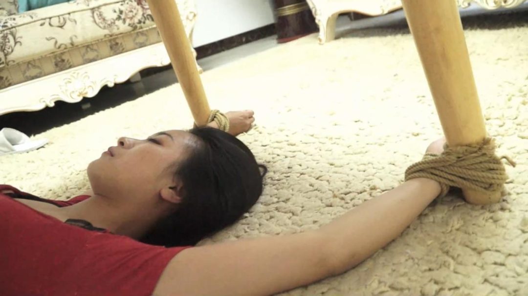 逍遥定拍~女员工蒙面入室劫持报复自己的女上司01;丝袜捆绑堵嘴,原味套头-11