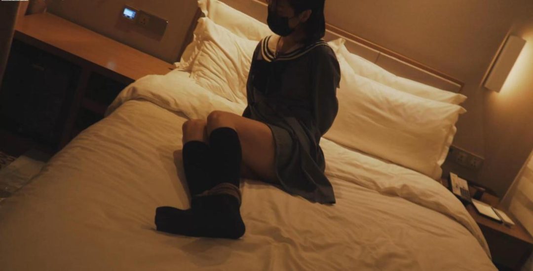 可爱coser女生的首次体验捆绑-3