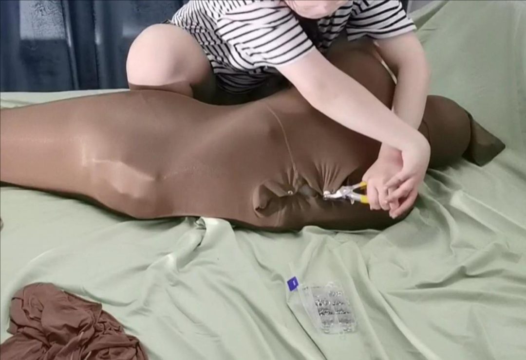 少女与伪娘，袜口缝合，13条9层丝袜全包，5层袜口被缝合，工具很特殊，最后有拆解过程-6