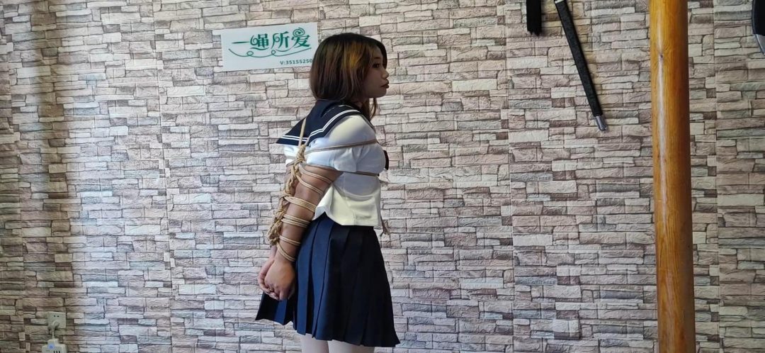 大学生妮妮试镜，大号口球堵嘴《后手观音和直臂并腿海老缚放置》绑得只能扭动完全动不了，大号口球把小嘴塞满撑到极限，受不了，只能挣吟叫解开-2