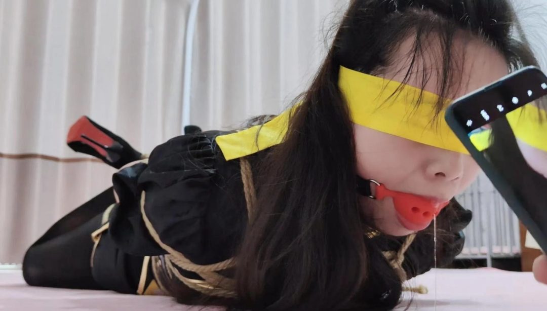 丰满美女晓影COS宁红夜捆绑紧缚驷马大号口球放置流口水-5