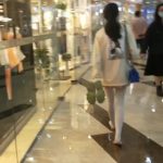 商场白丝jk赤脚散步 不惧众人违规