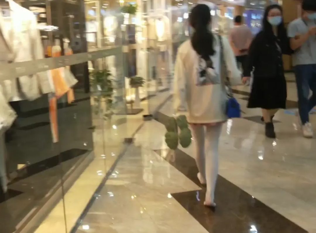 商场白丝jk赤脚散步 不惧众人违规-1