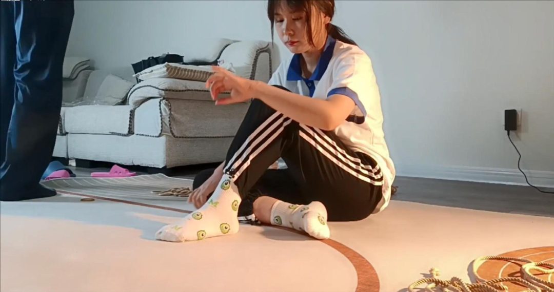 少女、瑜伽与绳第三集，反手缚，变种驷马，白袜小脚丫之刑，下手有点狠，佳乐同学好像是被折腾哭了-6
