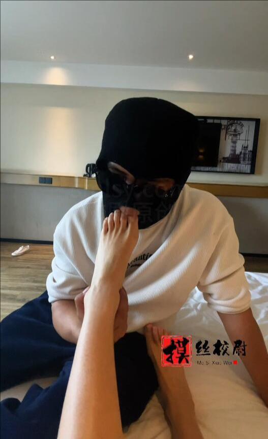 98年高冷女神OL职业装，舔尝肉丝玉足！-8