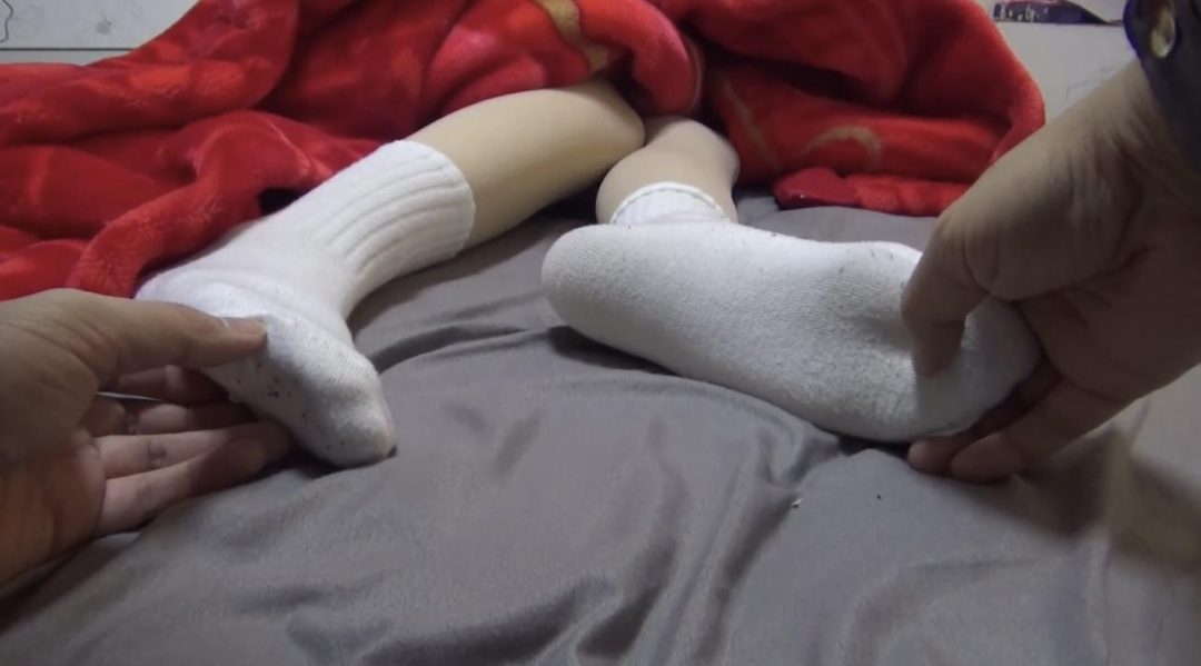 【琳媚】tk熟睡女孩 脱靴子 脱白棉袜-4