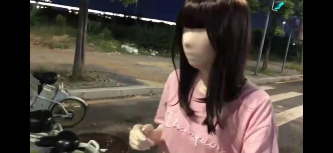 饭后穿zentai散步吸引路人眼球-1