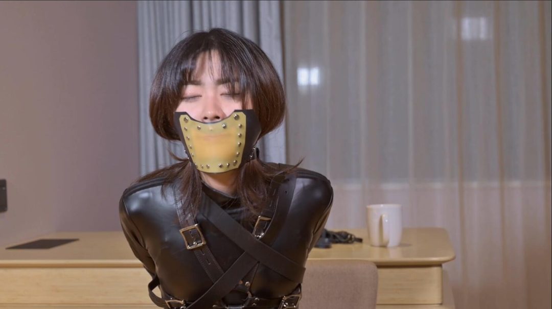奴隶女搜查4-堵嘴蒙眼 口水地狱 三种种口枷 堵嘴蒙眼爱好者心水之作 口水收集口枷 乳胶封嘴器 马具口塞 防毒面具 全封闭眼罩 胶衣紧身衣 单手套拘束-2