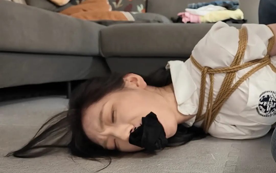 漂亮学姐遭遇人贩子捆绑~谁来救救可怜的她呢~-8