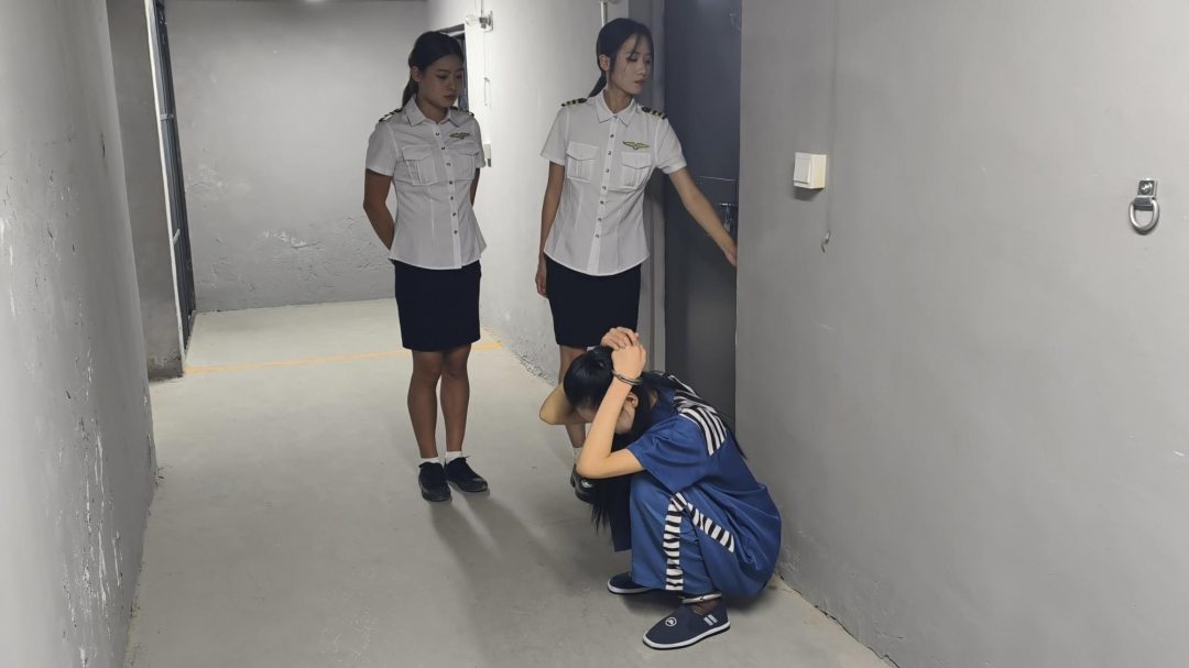【忘忧社工作室】新模特沈冰（下）沈冰被宣判为s刑，带重脚镣，放风，后回忆起被抓的经过，带上死撩s铐，在监狱度过最后的时光-1