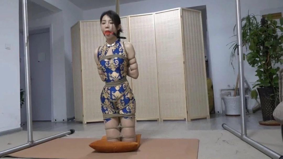 逍遥定拍：旗袍柳杨欧式紧缚体验 膝盖顶地吊难受的姿势-1
