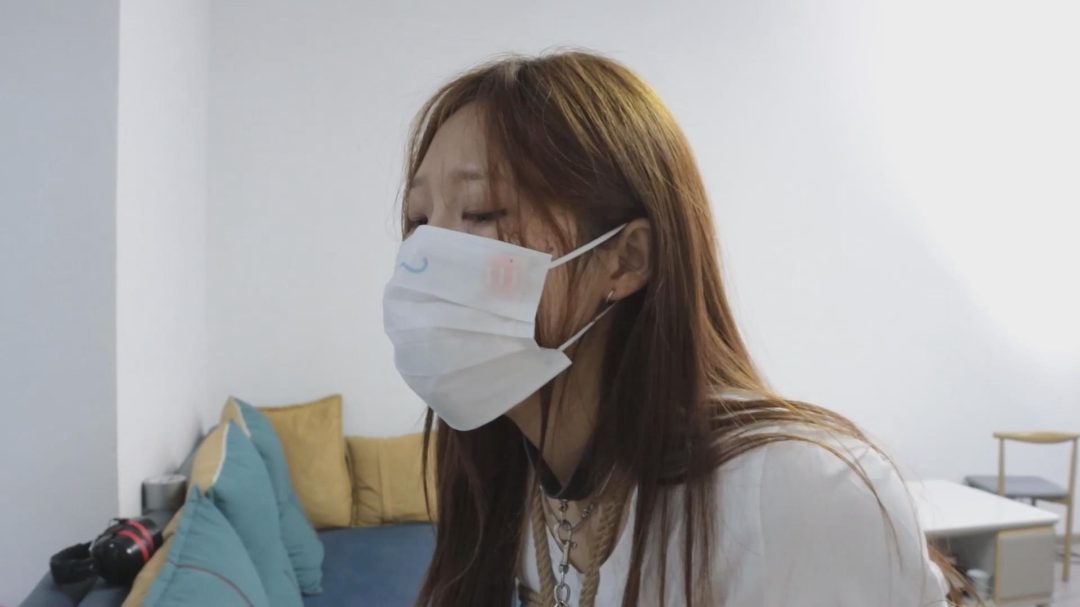 【绝版模特蜚】【得意客定拍】《不良少女改造计划3》重回现场下跪认罪，原味堵嘴+闻鞋虐臀虐足，将打拳的苗子彻底改良！-11