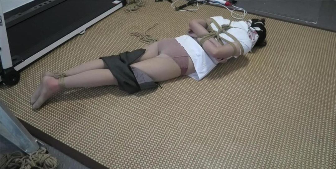 瑾瑜，白衫红内丝足美腿捆绑游戏系列第三集：丝巾双重堵，脱裙羞辱TJ，试试把一个风华正茂的女大学生连绑带堵的踩在脚下，是一种什么样的感觉-15