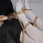 学生妹“民国风”驷马+双手抱头TK挠痒痒，双手举起，脚铐束缚调教不断！