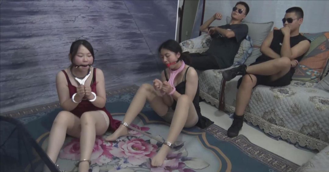 《两女M被拘束器拘束调教》 双女M被堵嘴拘束在驷马拘束架上，一动也不能动，共主人们欣赏-9