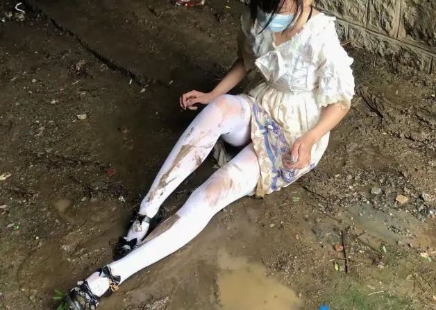 lo裙白丝雨天泥地弄脏 下水道打滚-6