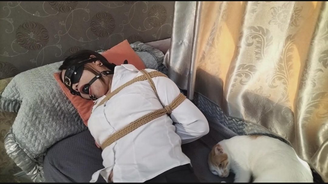 老板小易遭受员捆绑，眼罩蒙眼，口球驷马，鞭打，蛙跳，最后逃脱-2