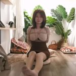 奥特曼定拍：桂婷日式跪缚放置在阁楼角落 肉肉的小M