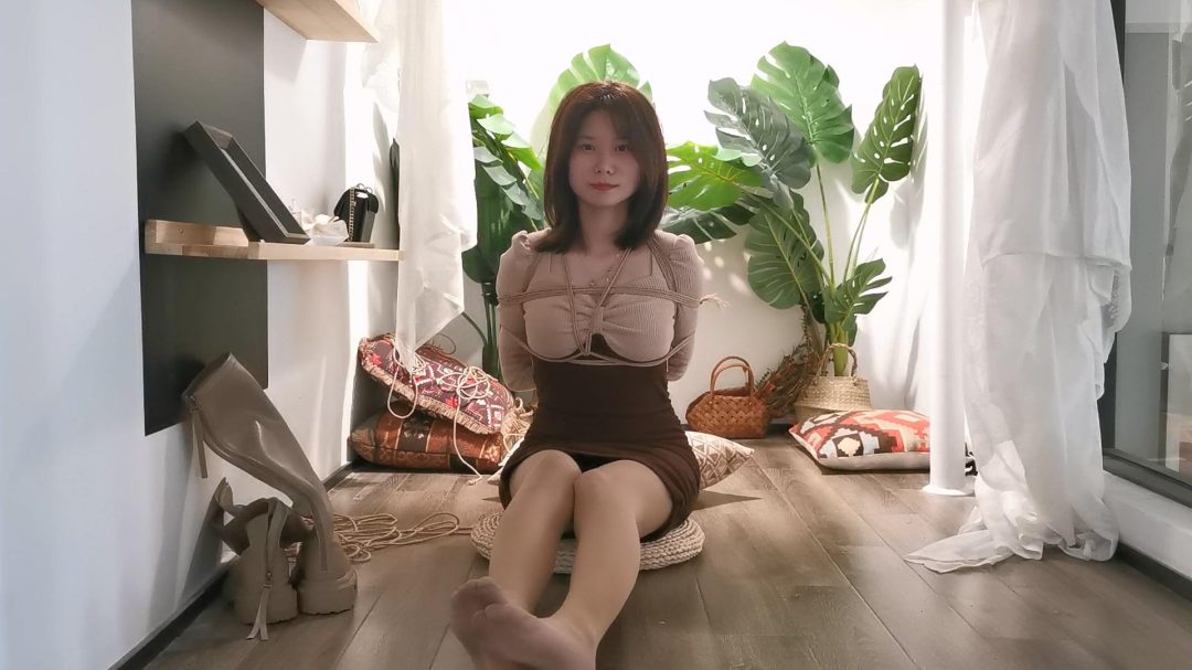 奥特曼定拍：桂婷日式跪缚放置在阁楼角落 肉肉的小M-2