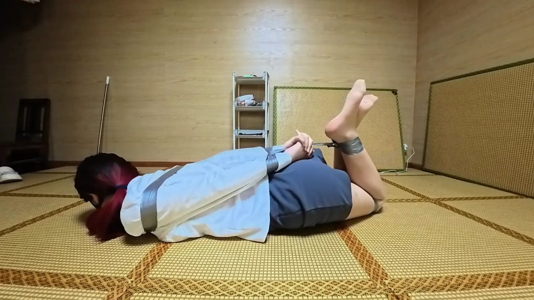 OL职业装，肉色丝袜银色胶带驷马缚！-3