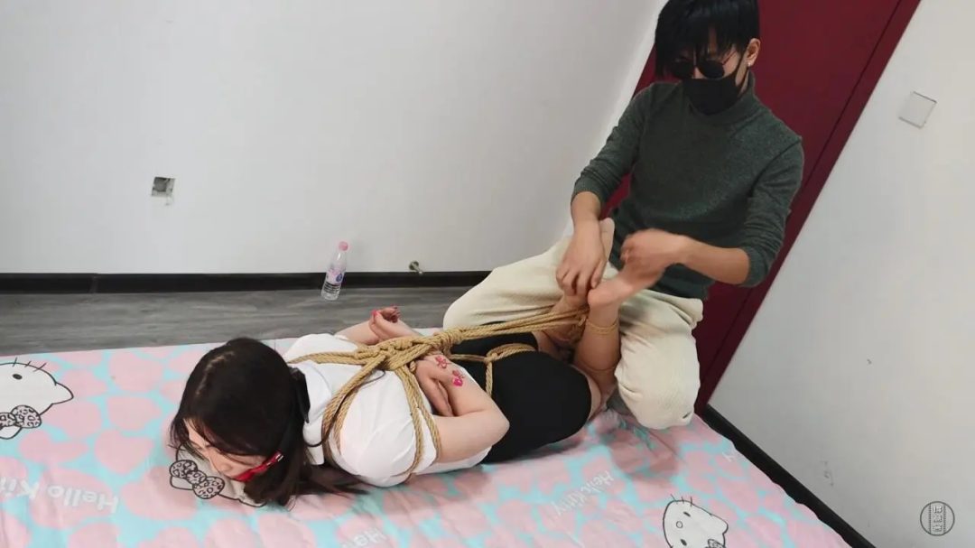 老板与秘书02 OL装驷马捆绑挠脚心-3
